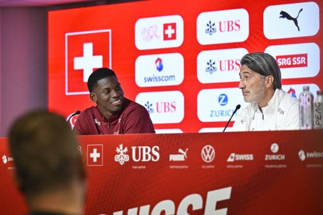 GENEVA , SWITZERLAND 20251114 Swiss national team, Nationalteam captain Murat Yakin together with player Breel Embolo hold a press conference, PK, Pressekonferenz at the Stade de Geneve ahead of the World Cup qualifying match against Sweden tomorrow evening.