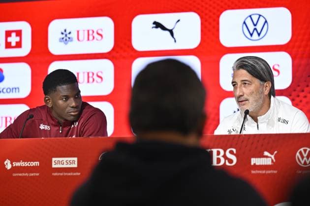GENEVA , SWITZERLAND 20251114 Swiss national team, Nationalteam captain Murat Yakin together with player Breel Embolo hold a press conference, PK, Pressekonferenz at the Stade de Geneve ahead of the World Cup qualifying match against Sweden tomorrow evening.