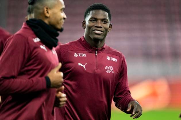 Fußball, WM Quali, Nationalteam Schweiz Training GENEVE SCHWEIZ, 20251114 Schweiziska anfallaren Breel Embolo med sina lagkamrater när det schweiziska herrlandslaget i fotboll tränar pa matcharenan, Stade de Geneve, inför VM-kval matchen mot Sverige imorgon. GENEVE SCHWEIZ x10050x Copyright: xPontusxLundahl TTx SCHWEIZ FOTBOLLSLANDSLAG