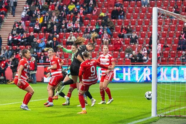 Fußball, Frauen, Saison 2025 2026, DFB-Pokal (Achtelfinale), 1. FC Union Berlin - FC Carl Zeiss Jena, v. l. Toma Ihlenburg (M. FC Carl Zeiss Jena) erzielt das Tor zum 0:1 gegen Torfrau Nadine Böhi (1. Frauen 1. FC Union), 15.11. 2025, Copyright: xMatthiasxKochx