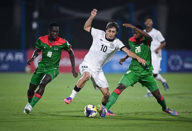 Fussball, Junioren U 17 WM 2025 Doha Katar Sechzehntelfinal 15.11.2025 Spiel 83 Deutschland - Burkina Faso Eba Bekir Is (Mitte, Deutschland) gegen Alassana Bagayogo (re, Burkina Faso) und Eddie Kogo (li, Burkina Faso)
