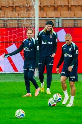 Training with the Norwegian men s national football team Milan, Italy 20251115 Norway s Andreas Schjelderup, Erling Braut Haaland and Leo Skiri ostigard during a training session with the Norwegian men s national football team at San Siro before the World Cup qualifier against Italy Photo Fredrik Varfjell NTB Milano Italy EDITORIAL USE ONLY RESTRICTED USE FOR BETTING COMPANIES  Copyright: xFredrikxVarfjellx xNTBx