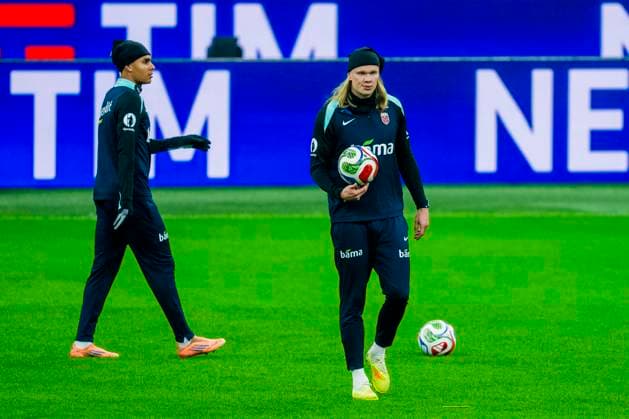 Training with the Norwegian men s national football team Milan, Italy 20251115 Norway s Antonio Nusa and Erling Braut Haaland during a training session with the Norwegian men s national football team at San Siro before the World Cup qualifier against Italy Photo Fredrik Varfjell NTB Milano Italy EDITORIAL USE ONLY RESTRICTED USE FOR BETTING COMPANIES  Copyright: xFredrikxVarfjellx xNTBx