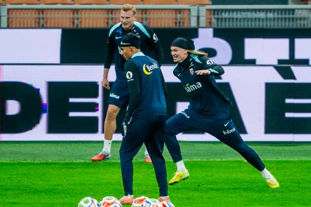 Training with the Norwegian men s national football team Milan, Italy 20251115 Norway s Sondre Klingen Langas, Antonio Nusa and Erling Braut Haaland during a training session with the Norwegian men s national football team at San Siro before the World Cup qualifier against Italy Photo Fredrik Varfjell NTB Milano Italy EDITORIAL USE ONLY RESTRICTED USE FOR BETTING COMPANIES  Copyright: xFredrikxVarfjellx xNTBx