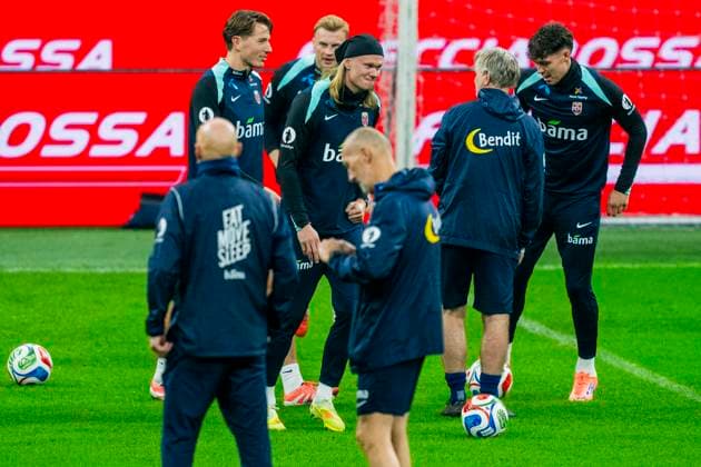 Training with the Norwegian men s national football team Milan, Italy 20251115 Norway s Sander Gard Bolin Berge, Sondre Klingen Langas, Erling Braut Haaland, assistant coach Kent Bergersen and Jorgen Strand Larsen during a training session with the Norwegian men s national football team at San Siro before the World Cup qualifier against Italy Photo Fredrik Varfjell NTB Milano Italy EDITORIAL USE ONLY RESTRICTED USE FOR BETTING COMPANIES  Copyright: xFredrikxVarfjellx xNTBx