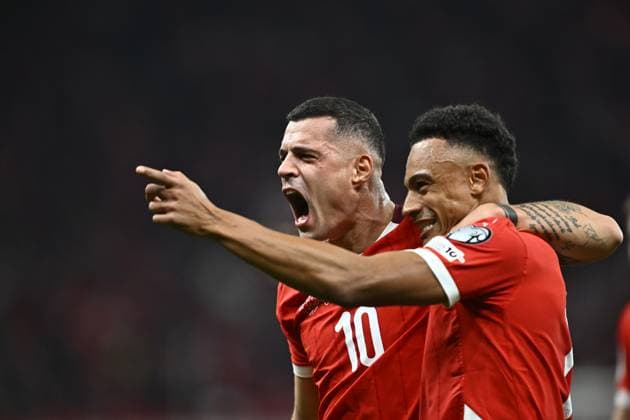 GENÃˆVE , SCHWEIZ 20251115 Schweiz Granit Xhaka och Dan Ndoye jublar efter 1-0 under lördagens VM-kvalmatch i grupp B mellan Schweiz och Sverige pa Stade de Geneve.
