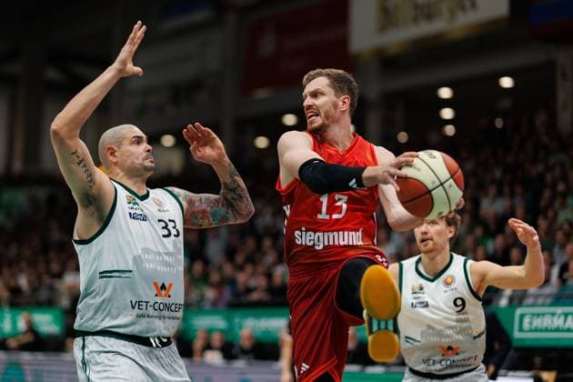 Andreas Obst (FC Bayern Basketball) im Zweikampf mit Maik Zirbes (Gladiators Trier), Vet Concept Gladiators Trier vs FC Bayern Basketball, Basketball, BBL Pokal, Viertelfinale, Saison 2025 2026, 16.11.2025 Vet Concept Gladiators Trier vs FC Bayern Basketball, Basketball, BBL Pokal, Viertelfinale, Saison 2025 2026, 16.11.2025 Copyright: xEibner-Pressefoto AlexanderxNeisx EP_ANS