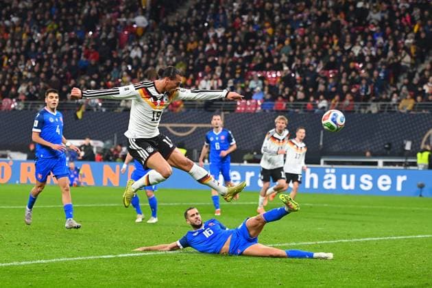 Tor Leroy SANE (GER) zum 4-0, Aktion.Torschuss gegen David HANCKO (SVK) Fussball Laenderspiel, WM Qualifikation Gruppe A Spieltag 06, Deutschland (GER) - Slowakei (SVK) am 17.11.2025, RED BULL ARENA