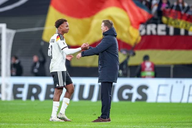17.11.2025, Fußball, Länderspiel, WM-Qualifikation Europa, Deutschland - Slowakei, Red Bull Arena (Leipzig), 10. Spieltag, Saison 2025 2026: Freude nach dem 6:0 Sieg der deutschen Mannschaft - Abschlussjubel Forzan Assan Ouedraogo (GER 09) umarmt Nationaltrainer Julian Nagelsmann (GER hc) Regulations prohibit any use of photographs as image sequences and or quasi-video. Sachsen Deutschland