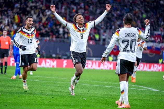 17.11.2025, Fußball, Länderspiel, WM-Qualifikation Europa, Deutschland - Slowakei, Red Bull Arena (Leipzig), 10. Spieltag, Saison 2025 2026: Torjubel nach dem Tor zum 6:0 durch Torschütze Forzan Assan Ouedraogo (GER 09) zusammen mit Felix Nmecha (GER 13) Serge Gnabry (GER 20) Regulations prohibit any use of photographs as image sequences and or quasi-video. Sachsen Deutschland
