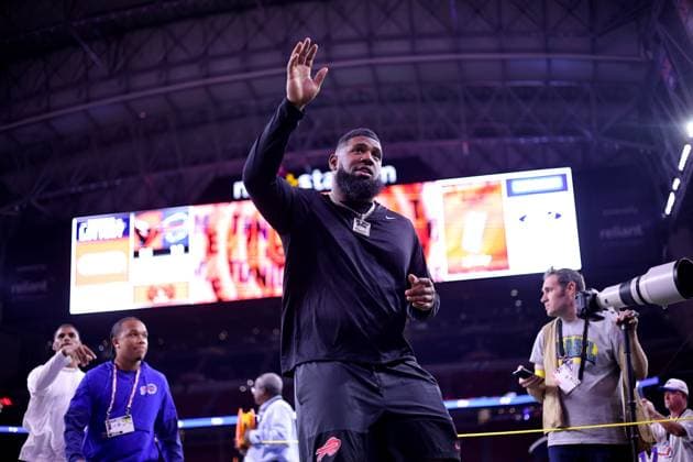 November 20, 2025, Houston, Texas, U.S: Buffalo Bills defensive tackle Ed Oliver (91) acknowledges the fans prior to the NFL, American Football Herren, USA game between the Houston Texans and the Buffalo Bills at NRG Stadium in Houston, TX on November 20, 2025. Houston U.S - ZUMAw137 20251120_aap_w137_016 Copyright: xErikxWilliamsx