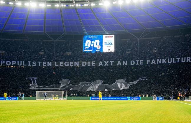 Fussball, Herren, Saison 2025 2026, 2. Bundesliga (13. Spieltag), Hertha BSC - Eintracht Braunschweig, die aktiven Fanszenen schweigen die ersten 12 Minuten aus Protest gegen mögliche Sicherheitsmaßnahmen, die auf der anstehenden Innenministerkonferenz beschlossen werden könnten: Populisten legen die Axt an die Fankultur¦soll das die Zukunft des Fußballs sein? Vereine wehrt euch für eure Fans, 21.11. 2025, Copyright: xSebastianxRäppold MatthiasxKochx