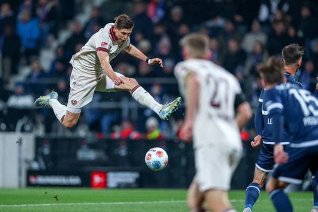 21.10.2025, Fußball, VfL Bochum - SG Dynamo Dresden, 2. Fußball Bundesliga, Vonovia Ruhrstadion, Saison 2025 2026: Torschuss zum Tor zum 1:0 durch Torschütze Alexander Rossipal (Dynamo Dresden 19) DFB regulations prohibit any use of photographs as image sequences and or quasi-video. Nordrhein-Westfalen Deutschland
