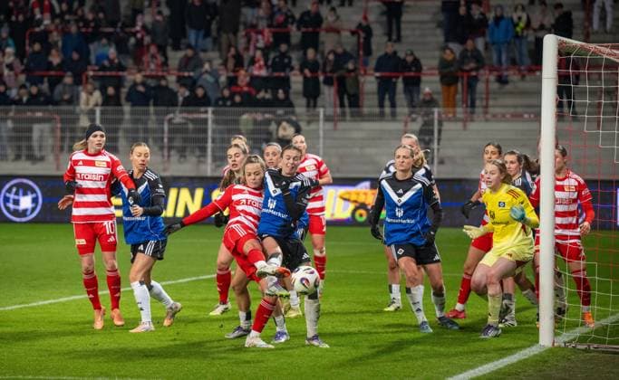 Fußball, Frauen, Saison 2025 2026, Google Pixel Frauen-Bundesliga (11. Spieltag), 1. FC Union Berlin - Hamburger SV, in der Mitte v. l. Jenny Hipp (1. Frauen 1. FC Union), Annalena Wucher (Hamburger SV), 21.11. 2025, Copyright: xMatthiasxKochx