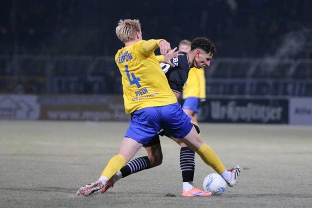 25.11.2025 Fußball Herren 2025 2026 Regionalliga Nordost 16. Spieltag 1. FC Lokomotive Leipzig - Greifswalder FC Bruno-Plache-Stadion Leipzig Soufian Benyamina (Greifswald, schwarz) im Duell mit Jan Stein (Lok, gelb). Leipzig Sachsen Deutschland