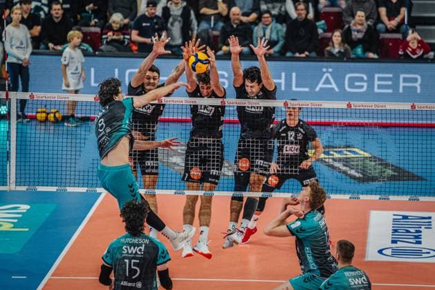 Volleyball Herren Saison 2025 2026 Volleyball Bundesliga Hauptrunde SWD powervolleys Düren vs. SVG Lüneburg 21.11.2025 Robin Baghdaday ( 8 SWD powervolleys Düren) gegen den Block von Christopher Byam ( 4 SVG Lüneburg), Joscha Kunstmann ( 7 SVG Lüneburg) und Ethan Champlin ( 20 SVG Lüneburg)