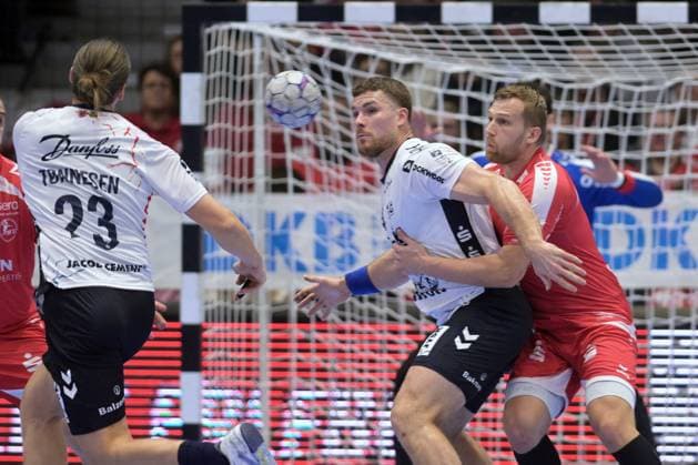 Kent Robin Toennesen (SG Flensburg-Handewitt 23) spielt den Bal zu Johannes Golla (SG Flensburg-Handewitt 4) (M), David Mandic (MT Melsungen 7) (R) , GER, MT Melsungen - SG Flensburg-Handewitt, Handball, 1. Bundesliga, 13. Spieltag, Saison 2025 2026, 21.11.2025, GER, MT Melsungen - SG Flensburg-Handewitt, Handball, 1. Bundesliga, 13. Spieltag, Saison 2025 2026, 21.11.2025 Kassel Copyright: xEibner-Pressefotox xRolandxSippex EP_RSL