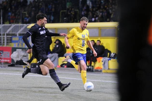 25.11.2025 Fußball Herren 2025 2026 Regionalliga Nordost 16. Spieltag 1. FC Lokomotive Leipzig - Greifswalder FC Bruno-Plache-Stadion Leipzig David Grözinger (Lok, gelb) am Ball im Duell mit Jannis Farr (Greifswald, schwarz). Leipzig Sachsen Deutschland