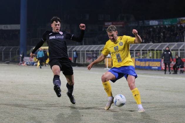 25.11.2025 Fußball Herren 2025 2026 Regionalliga Nordost 16. Spieltag 1. FC Lokomotive Leipzig - Greifswalder FC Bruno-Plache-Stadion Leipzig David Grözinger (Lok, gelb) am Ball im Duell mit Jannis Farr (Greifswald, schwarz). Leipzig Sachsen Deutschland