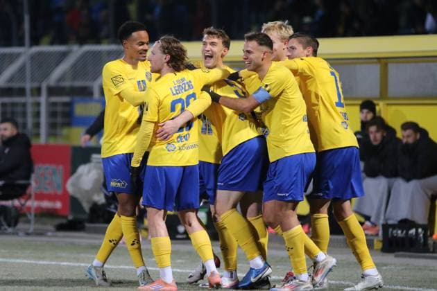 25.11.2025 Fußball Herren 2025 2026 Regionalliga Nordost 16. Spieltag 1. FC Lokomotive Leipzig - Greifswalder FC Bruno-Plache-Stadion Leipzig Torjubel des 1. FC Lok Leipzig nach dem 3:0 durch Lukas Wilton. Leipzig Sachsen Deutschland