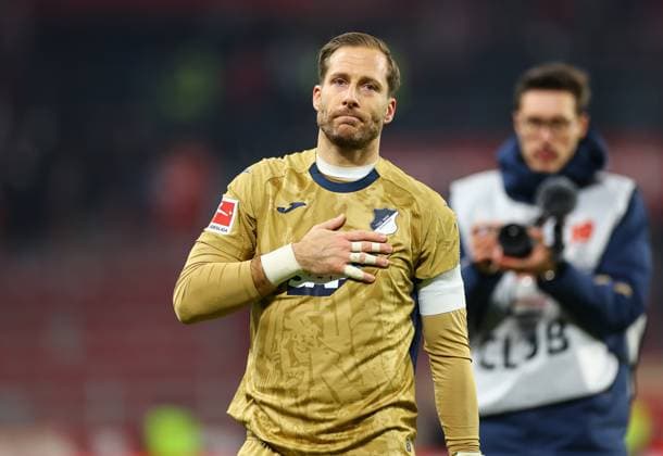 21.11.2025, Fussball Bundesliga, 1. FSV Mainz 05 - TSG 1899 Hoffenheim, emonline, emspor, v.l., Torwart Oliver Baumann (TSG 1899 Hoffenheim) wird von den Fans nach seinem 500. Pflichtspiel gefeiert DFL DFB REGULATIONS PROHIBIT ANY USE OF PHOTOGRAPHS AS IMAGE SEQUENCES AND OR QUASI-VIDEO. xdcx Copyright: HMBxMedia Claus