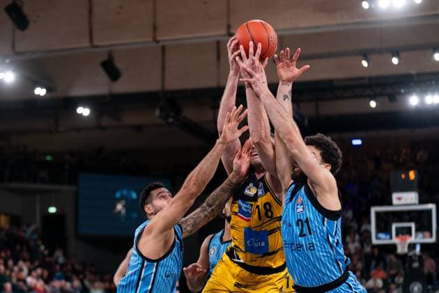 Benedikt Turudic (Veolia Towers Hamburg, 44), Jonas Wohlfarth-Bottermann (MHP RIESEN Ludwigsburg, 18) und Devon Daniels (Veolia Towers Hamburg, 21) kaempfen um den Ball, GER, Veolia Towers Hamburg vs MHP Riesen Ludwigsburg, Basketball, Bundesliga, Spieltag 8, Saison 2025 2026, 22.11.2025 GER, Veolia Towers Hamburg vs MHP Riesen Ludwigsburg, Basketball, Bundesliga, Spieltag 8, Saison 2025 2026, 22.11.2025 Hamburg Copyright: xEibner-Pressefoto MaxxVincenx EP_MVN