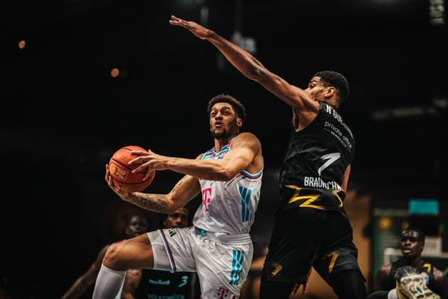 Easycredit BBL: Basketball Braunschweig Löwen - Telekom Baskets Bonn, 22.11.25 Joel Aminu (Telekom Baskets Bonn, 21); Easycredit BBL: Basketball Braunschweig Löwen vs. Telekom Baskets Bonn am 22.11.2025 in der Volkswagen Halle, Braunschweig Copyright: xBEAUTIFULxSPORTS Tonhäuserx