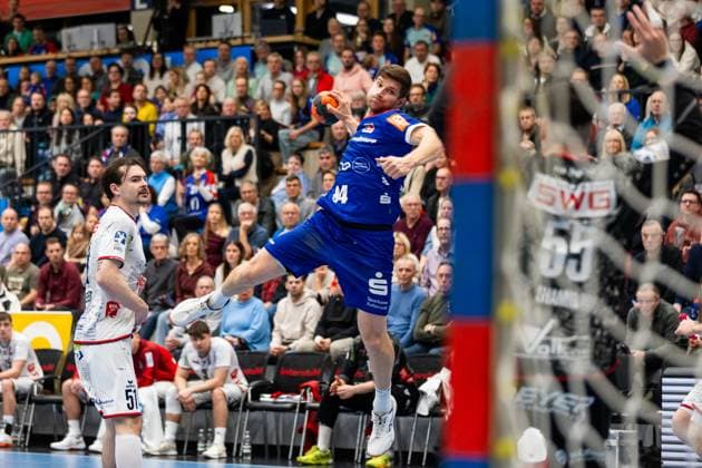 Georg POEHLE (HBW Balingen-Weilstetten, 94) erzielt ein Tor, Aktion, Torwurf HBW Balingen-Weilstetten (HBW) vs. TV 05 07 Huettenberg (TVH), Handball, Maenner, Daikin 2. Handball Bundesliga (2.HBL), 12. Spieltag, Spielzeit 2025 2026, 23.11.2025 HBW Balingen-Weilstetten (HBW) vs. TV 05 07 Huettenberg (TVH), Handball, Maenner, Daikin 2. Handball Bundesliga (2.HBL), 12. Spieltag, Spielzeit 2025 2026, 23.11.2025 Balingen Copyright: xEibnerxPressefoto OliverxSchmidtx EP_OST