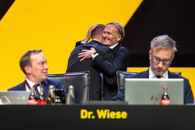 23.11.2025, Fussball, Saison 2025 2026, 1. Bundesliga, Mitgliederversammlung Borussia Dortmund, v. l. stellv. Präsident Daniel Lörcher (Borussia Dortmund) wird von Präsident Hans-Joachim Watzke (Borussia Dortmund) umarmt, Dortmund Messe Wetsfalenhalle NRW Deutschland xRHR-FOTO DEx Copyright: DennisxEwert RHR-FOTOx RHR-FOTO DE