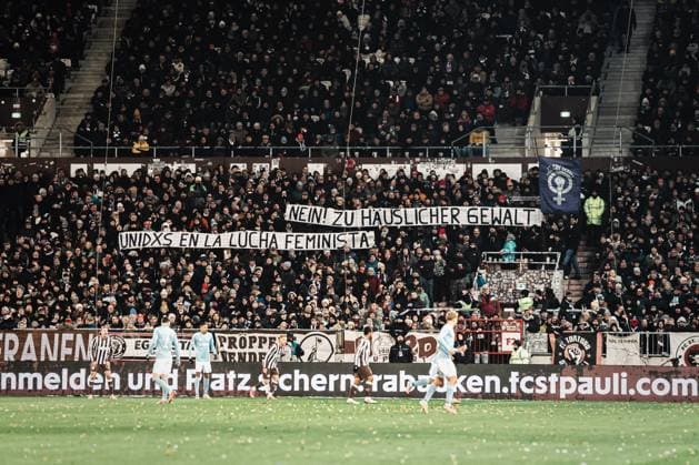 Fußball Männer Saison 2025 2026 Fußball-Bundesliga 11. Spieltag FC St. Pauli vs. 1. FC Union Berlin 23.11.2025 Transparent der St. Pauli Fans Nein! Zu Häuslicher Gewalt Unidxs En La Lucha Feminista Hamburg Millerntor-Stadion Hamburg Deutschland