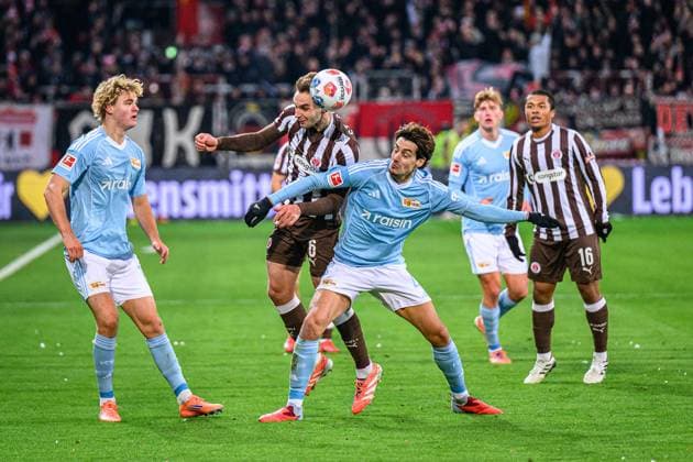 Fußball I Herren I Saison 2025-2026 I Bundesliga I 11. Spieltag I FC St. Pauli - 1. FC Union Berlin I 23.11.2025 Tom Rothe (15, 1. FC Union Berlin), James Sands (6, FC St. Pauli), Diogo Leite (4, 1. FC Union Berlin) Hamburg Millerntor-Stadion Hamburg Deutschland Copyright: xLobecax xHenningxRohlfsx