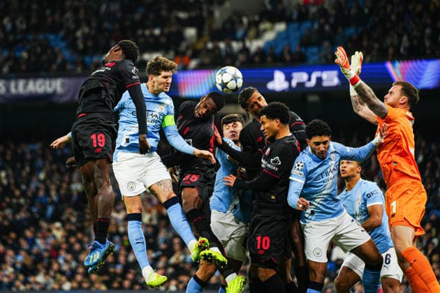 Torschuss Torchance per Kopfball Manchester City ENG, Manchester City vs. Bayer 04 Leverkusen, Fussball, UEFA Champions League, Spieltag 5, Spielzeit 2025 2026, 25.11.2025 ENG, Manchester City vs. Bayer 04 Leverkusen, Fussball, UEFA Champions League, Spieltag 5, Spielzeit 2025 2026, 25.11.2025 Manchester Copyright: xEibner-Pressefoto MarcelxvonxFehrnx EP_MFN