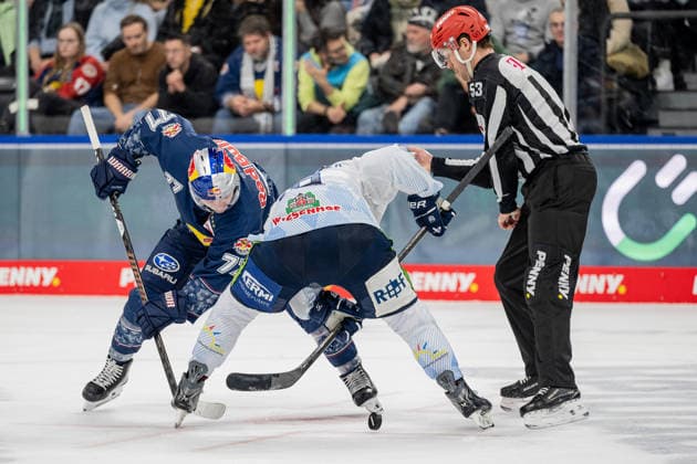 Linesperson Joshua Roemer fuehrt ein Bully Faceoff aus zwischen Adam Brooks (EHC Red Bull Muenchen, 77) und Tim Brunnhuber (Straubing Tigers, 19) GER, EHC Red Bull Muenchen vs. Straubing Tigers, Eishockey, DEL, 22. Spieltag, Saison 2025 2026, 25.11.2025. GER, EHC Red Bull Muenchen vs. Straubing Tigers, Eishockey, DEL, 22. Spieltag, Saison 2025 2026, 25.11.2025. Muenchen Copyright: xEibner-Pressefoto HeikexFeinerx EP_HFR