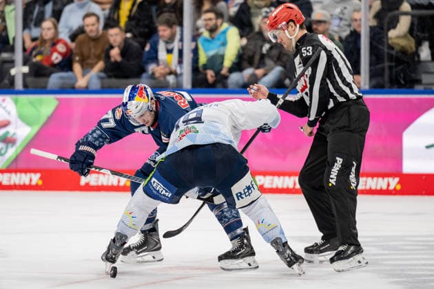 Linesperson Joshua Roemer fuehrt ein Bully Faceoff aus zwischen Adam Brooks (EHC Red Bull Muenchen, 77) und Tim Brunnhuber (Straubing Tigers, 19) GER, EHC Red Bull Muenchen vs. Straubing Tigers, Eishockey, DEL, 22. Spieltag, Saison 2025 2026, 25.11.2025. GER, EHC Red Bull Muenchen vs. Straubing Tigers, Eishockey, DEL, 22. Spieltag, Saison 2025 2026, 25.11.2025. Muenchen Copyright: xEibner-Pressefoto HeikexFeinerx EP_HFR