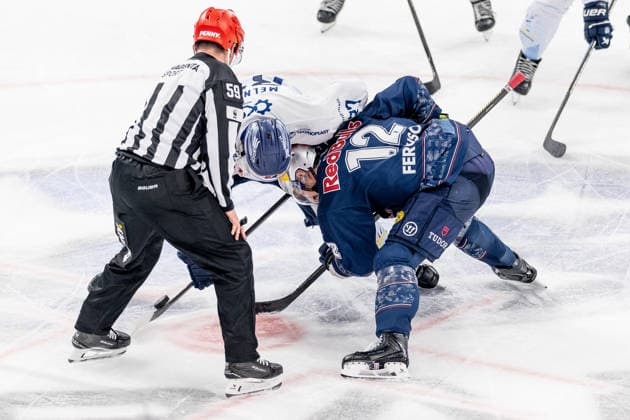 Linesperson Jonas Reinold fuehrt ein Bully Faceoff aus zwischen Josh Melnick (Straubing Tigers, 37) und Brady Ferguson (EHC Red Bull Muenchen, 12) GER, EHC Red Bull Muenchen vs. Straubing Tigers, Eishockey, DEL, 22. Spieltag, Saison 2025 2026, 25.11.2025. GER, EHC Red Bull Muenchen vs. Straubing Tigers, Eishockey, DEL, 22. Spieltag, Saison 2025 2026, 25.11.2025. Muenchen Copyright: xEibner-Pressefoto HeikexFeinerx EP_HFR