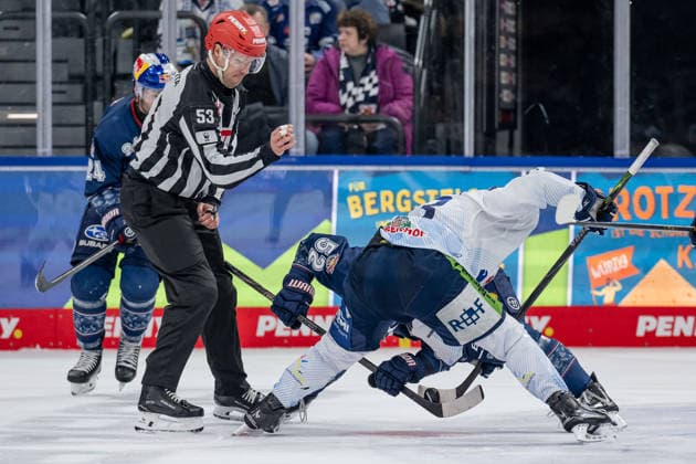 Linesperson Joshua Roemer fuehrt ein Bully Faceoff aus zwischen Patrick Hager (EHC Red Bull Muenchen, 52) und Danjo Leonhardt (Straubing Tigers, 53) GER, EHC Red Bull Muenchen vs. Straubing Tigers, Eishockey, DEL, 22. Spieltag, Saison 2025 2026, 25.11.2025. GER, EHC Red Bull Muenchen vs. Straubing Tigers, Eishockey, DEL, 22. Spieltag, Saison 2025 2026, 25.11.2025. Muenchen Copyright: xEibner-Pressefoto HeikexFeinerx EP_HFR