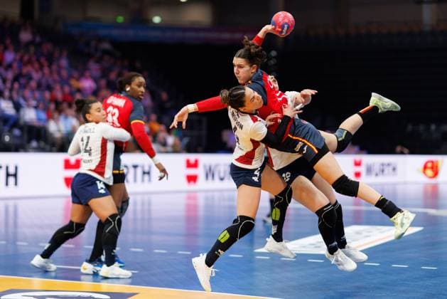 Ester Bosch Somaza (Spanien) im Zweikampf mit Fernanda Insfran Mora (Paraguay), Spanien vs Paraguay, Handball, IHF Handball Weltmeisterschaft der Frauen, 01.Spieltag, 26.11.2025 Spanien vs Paraguay, Handball, IHF Handball Weltmeisterschaft der Frauen, 01.Spieltag, 26.11.2025 Copyright: xEibner-Pressefoto AlexanderxNeisx EP_ANS