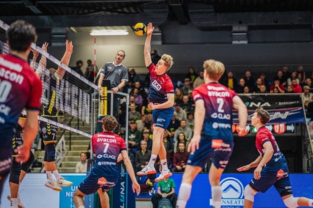 Volleyball Herren ZOI DVV-Pokal 2025 26 Viertelfinale HELIOS GRIZZLYS Giesen vs. SVG Lüneburg 26.11.2025 Axel Enlund ( 17 SVG Lüneburg) gegen den Block von Yannik Ahr ( 7 Helios Grizzlys Giesen)
