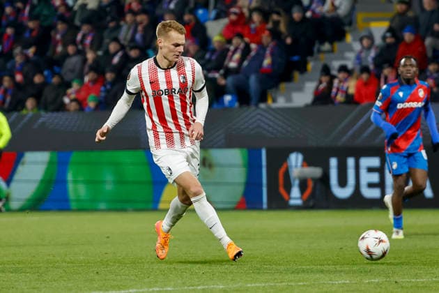 Philipp Lienhart (SC Freiburg, 03) mit einem Pass , Tschechien, Fussball, UEFA Europa League, 5. Spieltag, 2025 2026, Viktoria Pilsen vs. SC Freiburg, 27.11.2025, Stadion mesta Plzne, Pilsen, Tschechien Pilsen Stadion mesta Plzne Tschechien Copyright: xGrantxHubbsx