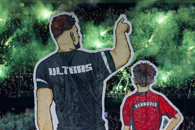 28.11.2025 - Fußball, 2025 2026, 2. Bundesliga, 14. Spieltag, Hannover 96 - Karlsruher SC: Fans (Hannover) mit einer Choreografie zum 25-jährigen Bestehen der Ultras mit dem Spruch Unsere Art zu leben DFL REGULATIONS PROHIBIT ANY USE OF PHOTOGRAPHS AS IMAGE SEQUENCES AND OR QUASI-VIDEO.