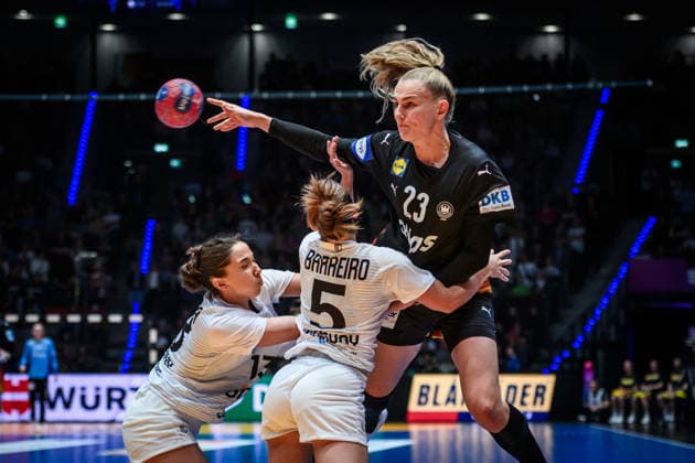 Annika Lott (Deutschland, 23) vs. Maite Pessina Portos (Uruguay, 13), li. und Camila Barreiro Guerra (Uruguay, 05), re. GER, Uruguay - Deutschland, Handball Weltmeisterschaft, Vorrunde, Gruppe C, 28.11.2025 GER, Uruguay - Deutschland, Handball Weltmeisterschaft, Vorrunde, Gruppe C, 28.11.2025 Stuttgart Copyright: xSandyxDinkelackerx EP_SDR