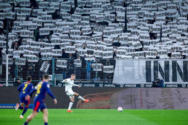 28.10.2025, Fußball, Borussia Mönchengladbach - RB Leipzig, 1. Fußball Bundesliga, 12.Spieltag, Borussia-Park, Saison 2025 2026: Choreografie Choreo Choreography Nein zu den Plänen der Innenministerkonferenz Schilder Tribüne Protest Protestaktion DFB regulations prohibit any use of photographs as image sequences and or quasi-video. Nordrhein-Westfalen Deutschland