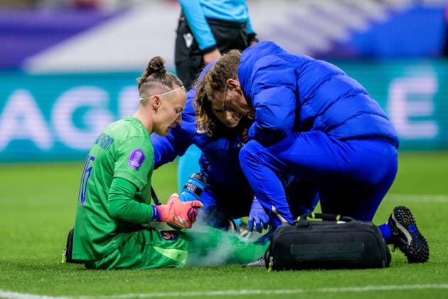 251128 Goalkeeper Pauline Peyraud Magnin of France receives medical attention during the Women s Nations League bronze medal football match between France and Sweden on November 28, 2025 in Reims. Photo: Ludvig Thunman BILDBYRAN kod LT LT0755 fotboll football soccer fotball nations league uefa womens nations league frankrike sverige sweden dam bbeng Copyright: LUDVIGxTHUNMAN BB251128LT036