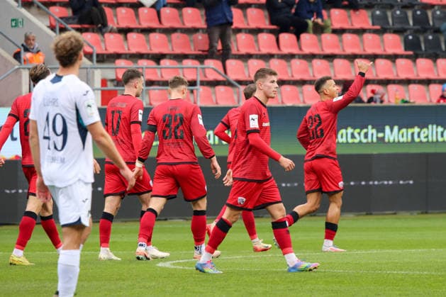 Jubel bei Marcel Costly (FC Ingolstadt 04, Nr.22) nach seinem Treffer zum 1:1 Ausgleich beim Spiel FC Ingolstadt 04 gegen TSG Hoffenheim II, Fußball am 29.11.2025, DFB regulations prohibit any use of photographs as image sequences and or quasi-video. GER, Fussball, 3. Liga, Spieltag 16, 1.FC Ingolstadt gegen TSG Hoffenheim II, Fußball, 29.11.2025, Audi Sportpark Ingolstadt Copyright: xEibner-Pressefoto OliverxSTRISCHx EP-OSH