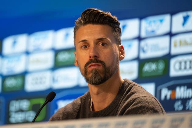 Pressekonferenz nach den Spiel, Sandro Wagner (FC Augsburg, Cheftrainer, Trainer) GER, TSG 1899 Hoffenheim vs. FC Augsburg, Fussball, Herren, 1. Bundesliga, 12. Spieltag, Spielzeit 2025 2026, 29.11.2025, DFL DFB REGULATIONS PROHIBIT ANY USE OF PHOTOGRAPHS AS IMAGE SEQUENCES AND OR QUASI-VIDEO, GER, TSG 1899 Hoffenheim vs. FC Augsburg, Fussball, Herren, 1. Bundesliga, 12. Spieltag, Spielzeit 2025 2026, 29.11.2025 Sinsheim Copyright: xEibner-Pressefoto WolfgangxFrankx EP_WFK