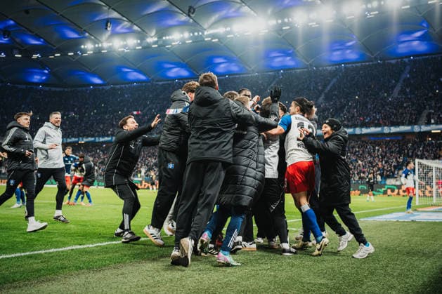 1. Bundesliga: Hamburger SV vs. VfB Stuttgart, 30.11.2025 TOR, JUBEL durch Fabio Vieira (Hamburger SV, 20) zum 2:1; Fußball, 1. Bundesliga, 12. Spieltag: Hamburger SV vs. VfB Stuttgart am 30.11.2025 im Volksparkstadion, Hamburg DFL REGULATIONS PROHIBIT ANY USE OF PHOTOGRAPHS AS IMAGE SEQUENCES AND OR QUASI-VIDEO. Copyright: xBEAUTIFULxSPORTS Tonhäuserx