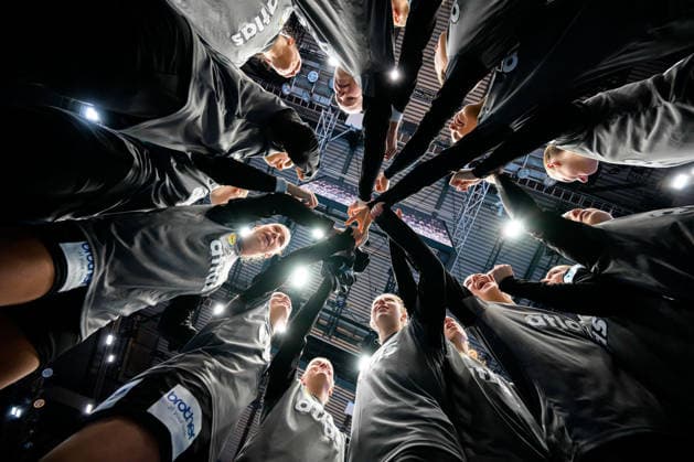 Handball, Frauen WM, Gruppe C: Deutschland - Serbien die Mannschaft von Deutschland, Hände, Feature Stuttgart Porsche Arena Baden-Württemberg Deutschland