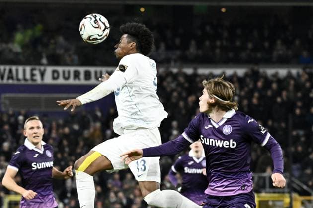 Union s Kevin Rodriguez and Anderlecht s Lucas Hey fight for the ball during a soccer match between RSC Anderlecht and Royale Union Saint-Gilloise, Sunday 30 November 2025 in Anderlecht, on day 16 of the 2025-2026 Jupiler Pro League first division of the Belgian championship. MAARTENxSTRAETEMANS  x145438728x