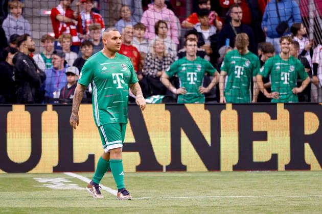 Sänger Pietro Lombardi Team Young Bafana beim Telekom Starkick 2025 im Telekom Dome. Zahlreiche Fußball-Legenden, Promis, Influencer und Stars kickten für einen guten Zweck auf dem Kleinfeld. Bonn, 30.11.2025 NRW Deutschland Copyright: xChristophxHardtx NRW Deutschland