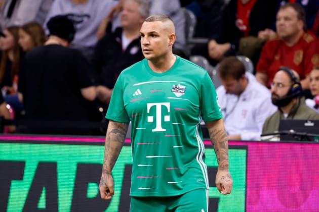 Sänger Pietro Lombardi Team Young Bafana beim Telekom Starkick 2025 im Telekom Dome. Zahlreiche Fußball-Legenden, Promis, Influencer und Stars kickten für einen guten Zweck auf dem Kleinfeld. Bonn, 30.11.2025 NRW Deutschland Copyright: xChristophxHardtx NRW Deutschland